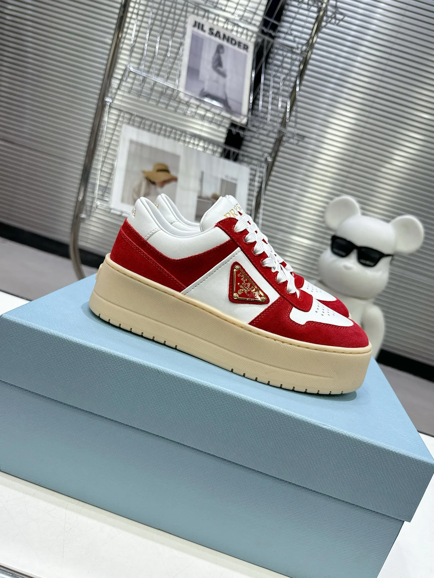 👟👟Ex-factory price 600👟👟 Prada Latest Downtown Bold series Thick-soled Platform Shoes Triangle Logo Casual Sports Shoes White Shoes Original purchase, development and production Downtown Bold sneakers are inspired by the basketball shoes of the 1980s, with sporty design and exquisite details. Crafted from perforated leather, the statement platform sole provides a unique, modern style. The Prada logo is interpreted from different angles, decorated with the iconic enameled triangular metal logo, highlighting the unique classic style. Exquisite packaging at the delivery counter🛍📦 ▪️Fabric: Original custom imported first-layer cowhide ▪️Inner lining: Original imported sheepskin ▪️Outsole: Original open-molded ultra-light foam material ▪️Sole thickness: 4.5CM ▪️Size: Women's 35-40